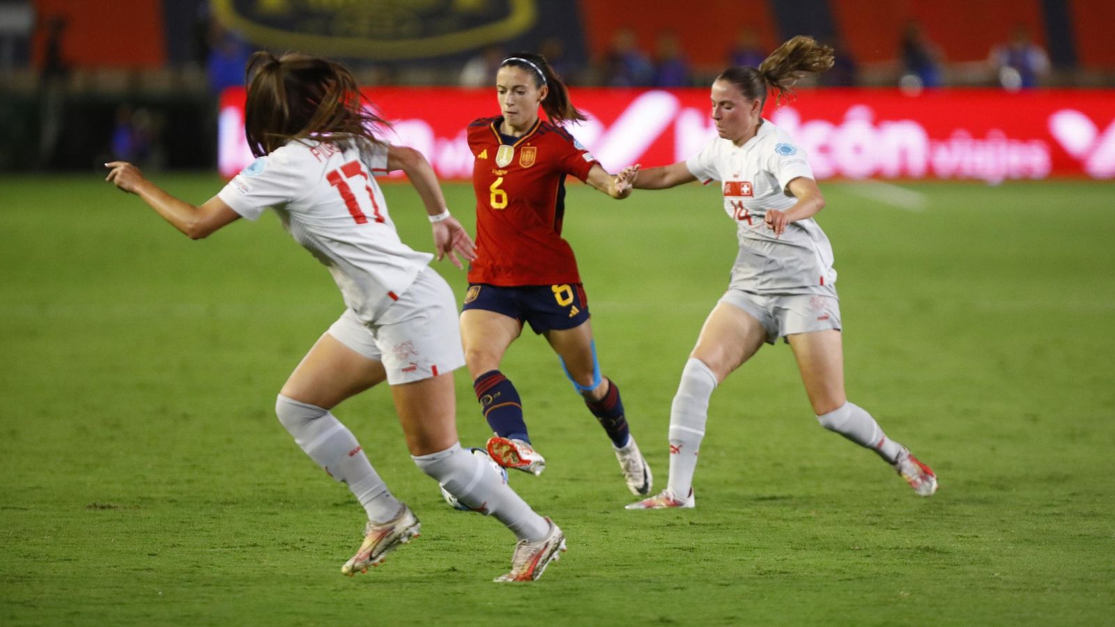 Aitana Bonmatí intenta dejar atrás a dos jugadoras de Suiza.