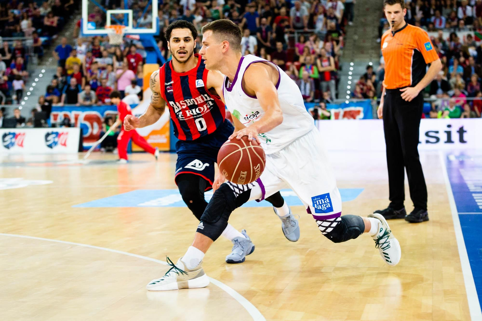 Nedovic bota ante Larkin.