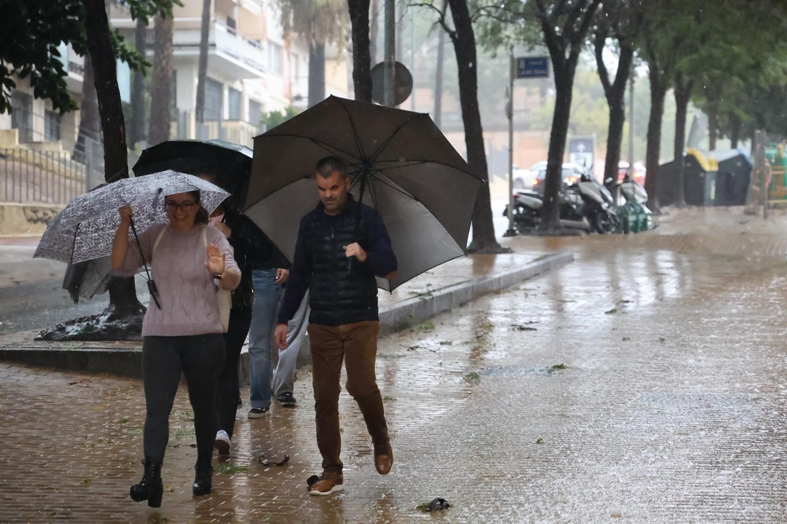 El paso del fuerte temporal de lluvias, tormenta y rachas de viento por Huelva capital el pasado miércoles.