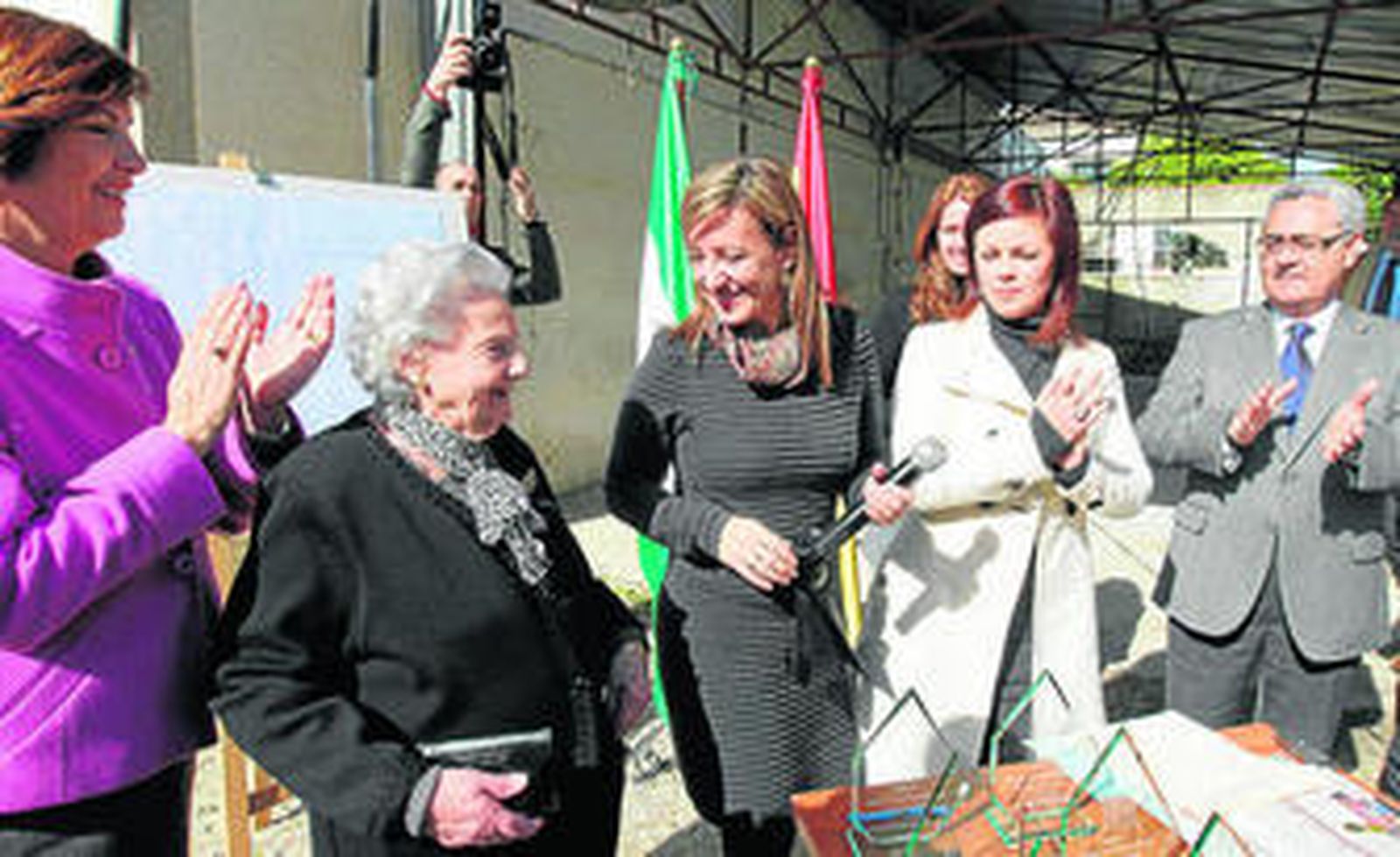 Momento del acto de colocación de la primera piedra, ayer en Guadalcacín.