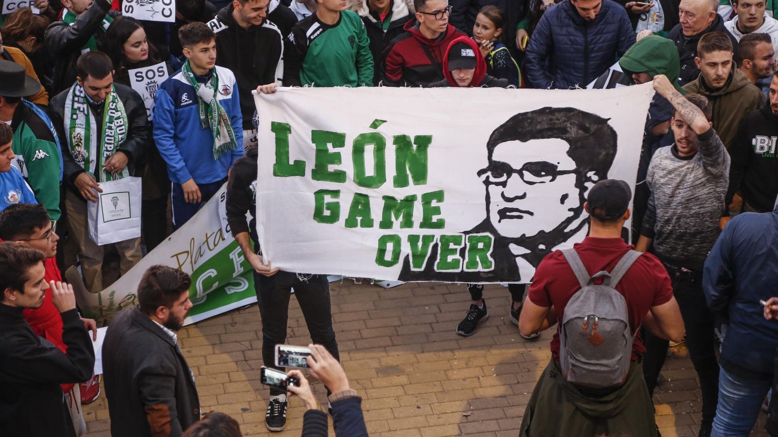 Una de las pancartas exhibidas contra Jesús León.