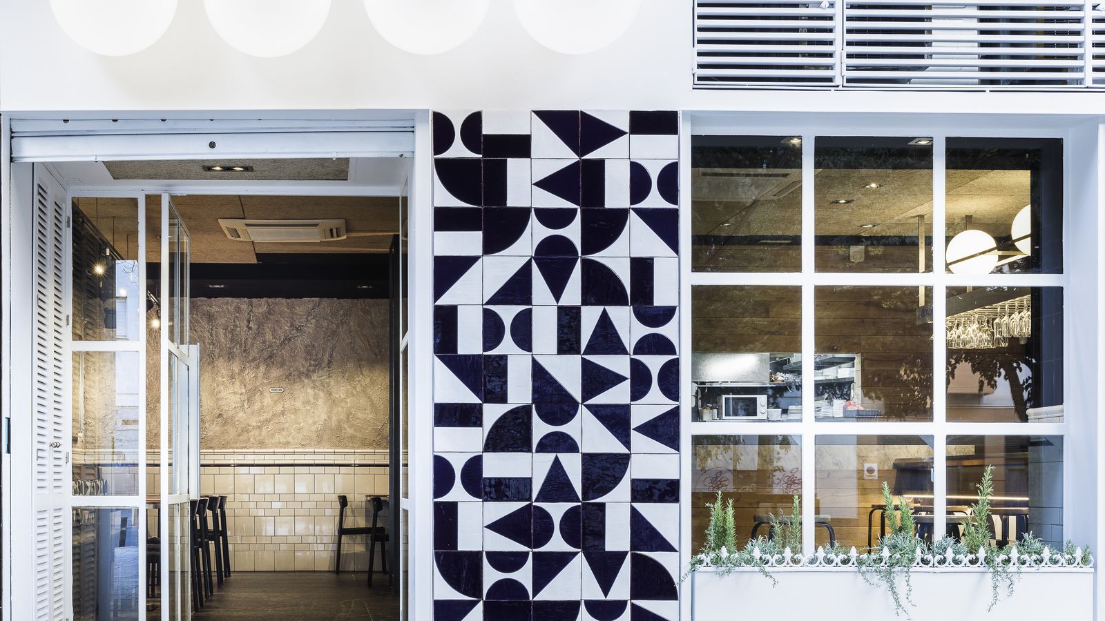 Detalle de la fachada de Don Bonito.