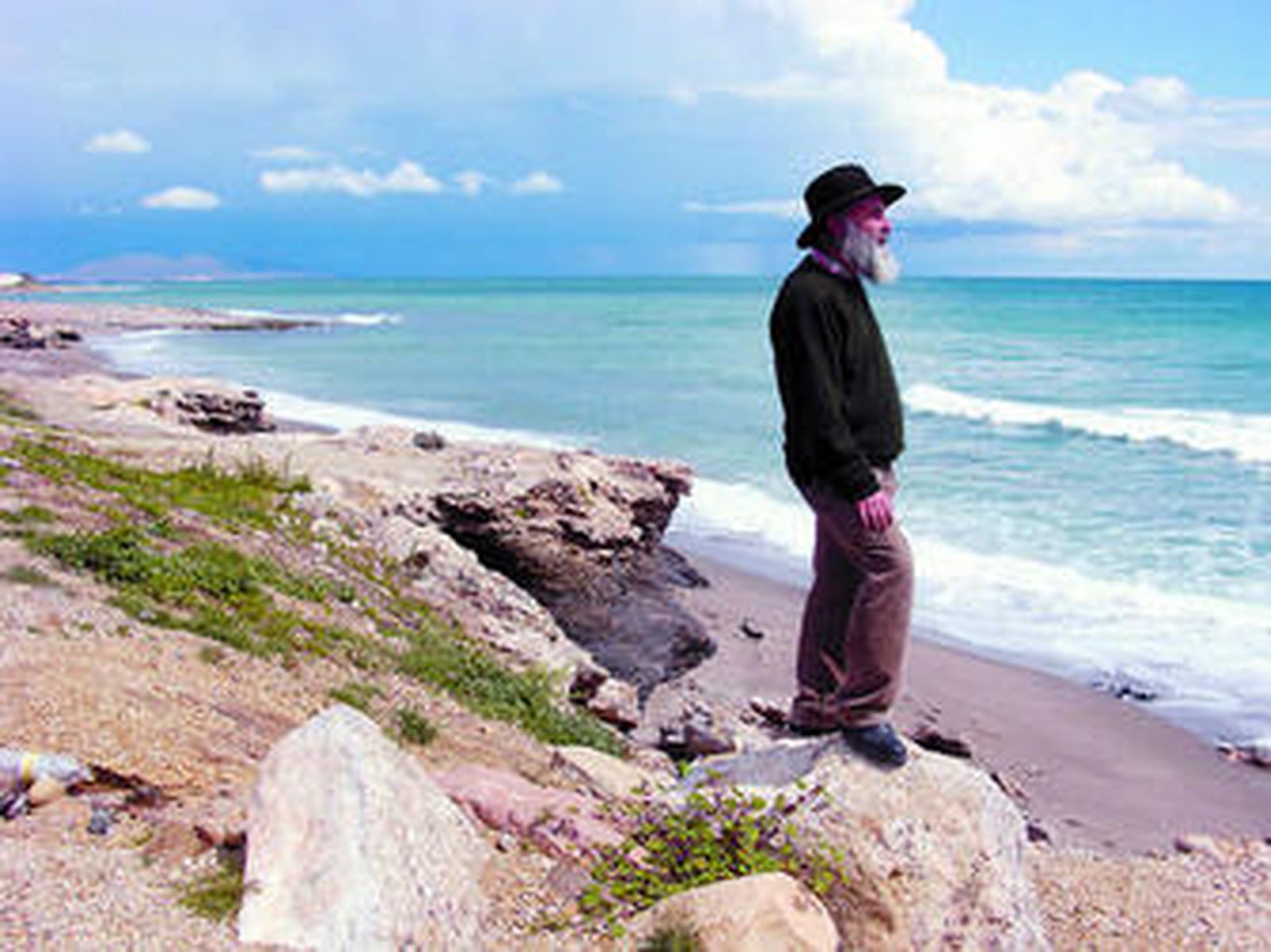 Félix Clemente observa el mar, fuente de inspiración de muchas de sus obras.
