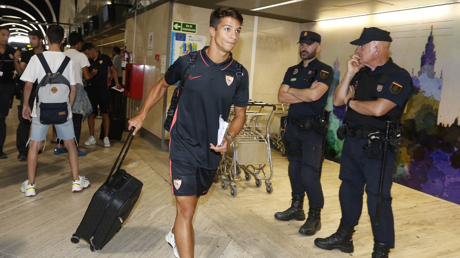 Óliver Torres, en el aeropuerto.