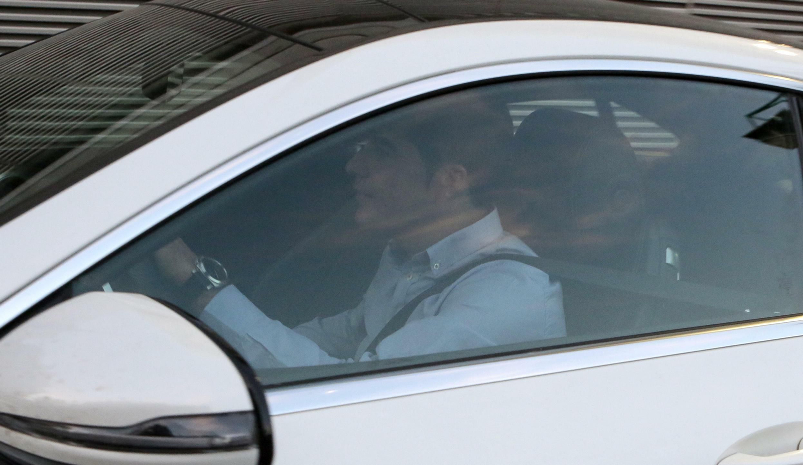 Ángel Haro abandona el estadio Benito Villamarín anoche.