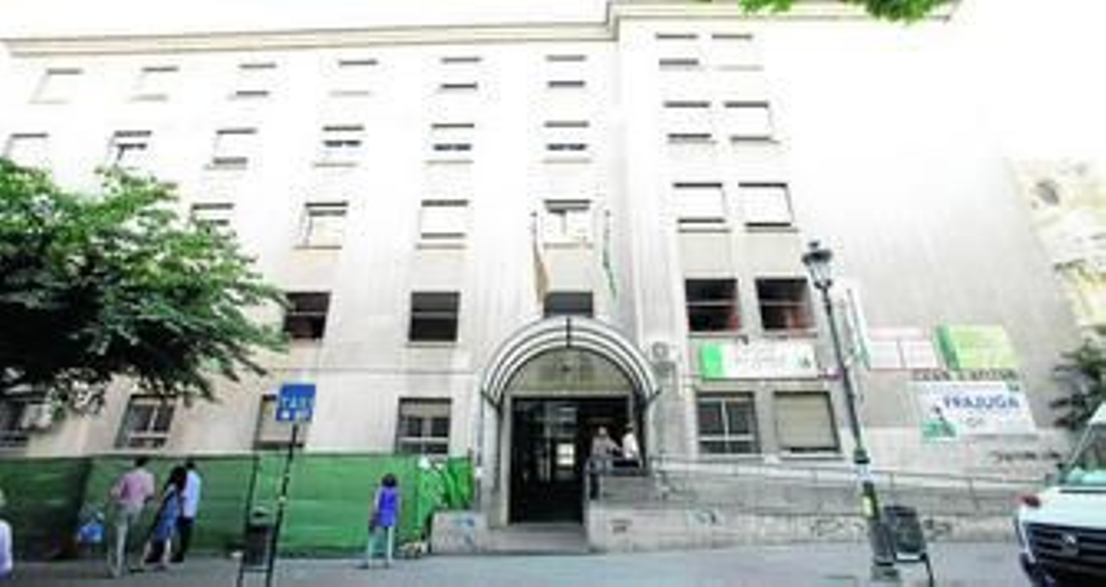 Imagen exterior del centro de salud, que muestra las señales de las zonas en obra y el estado de las plantas.