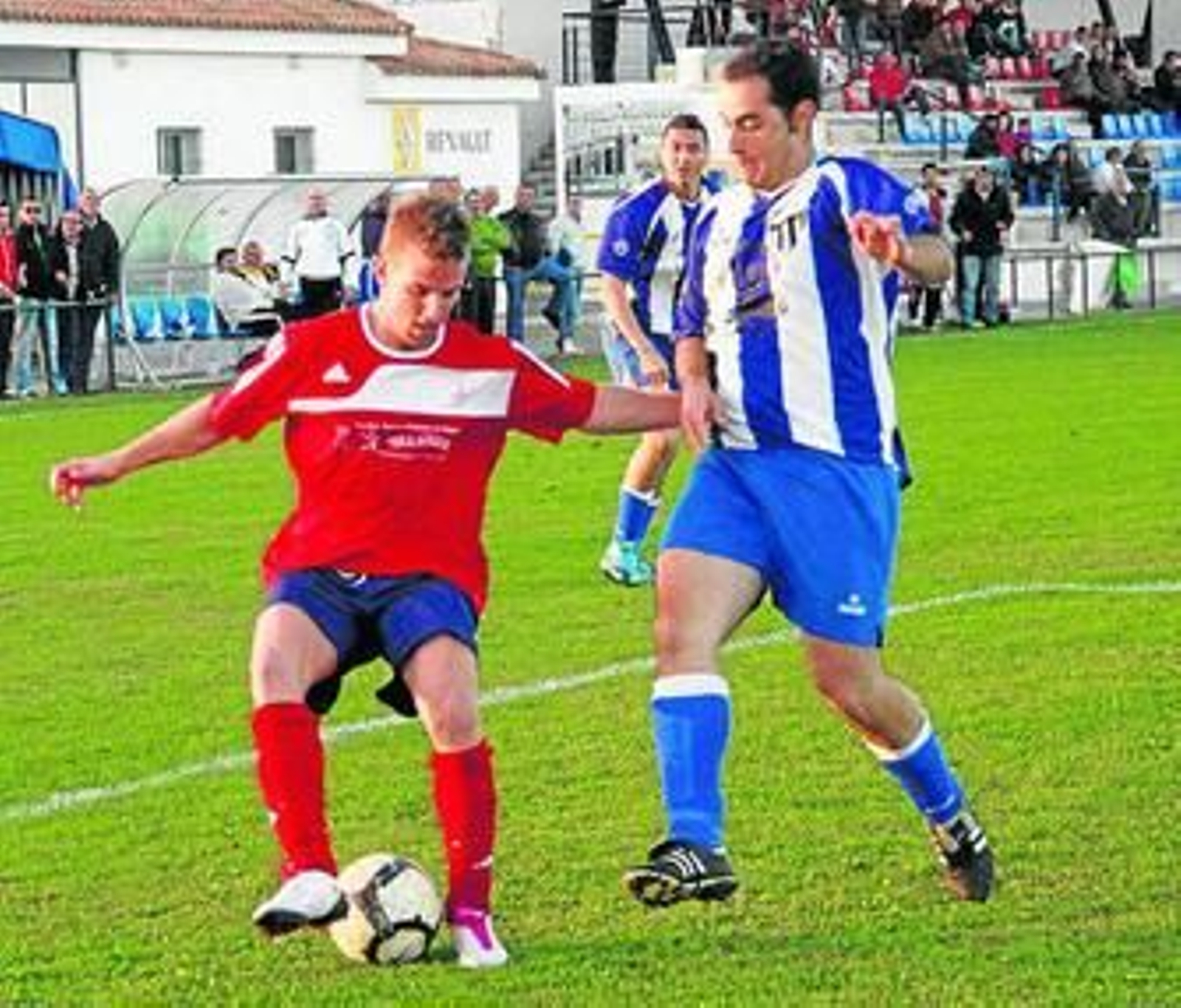 Un jugador del Espera aguanta la presión de Juanma Gómez.