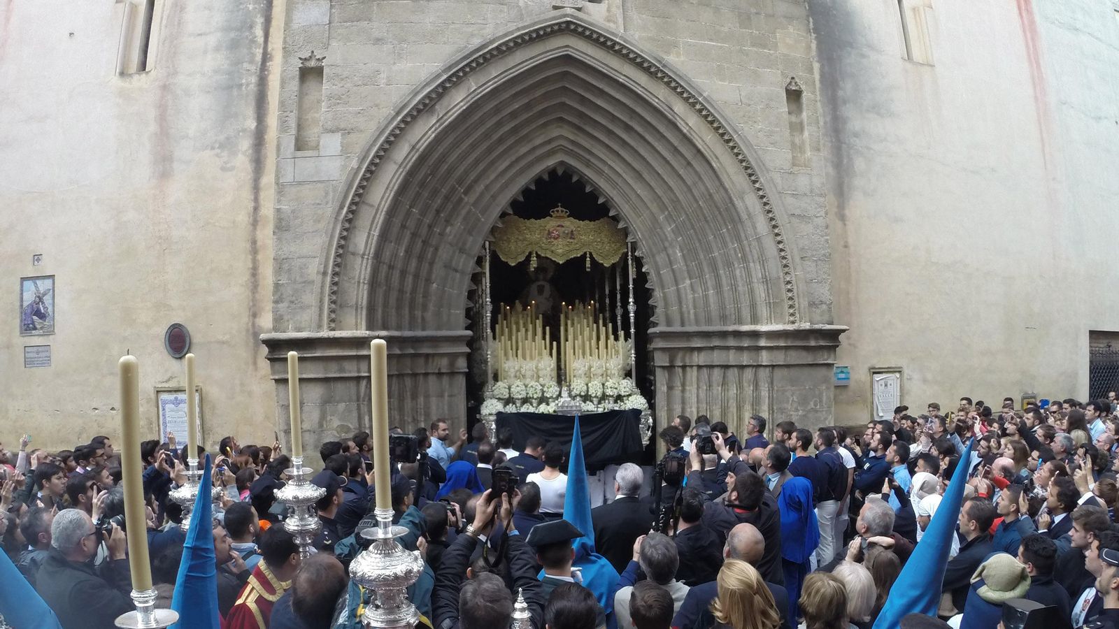 La Virgen de los Desamparados saliendo de la Iglesia de San Esteban.