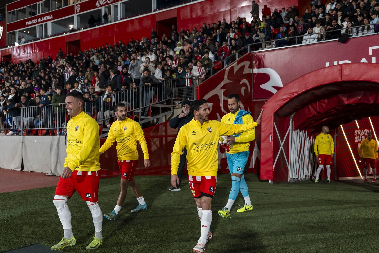 Fotogalería del partido homenaje a Guillermo Blanes entre los veteranos de la UD Almería y el FC Barcelona