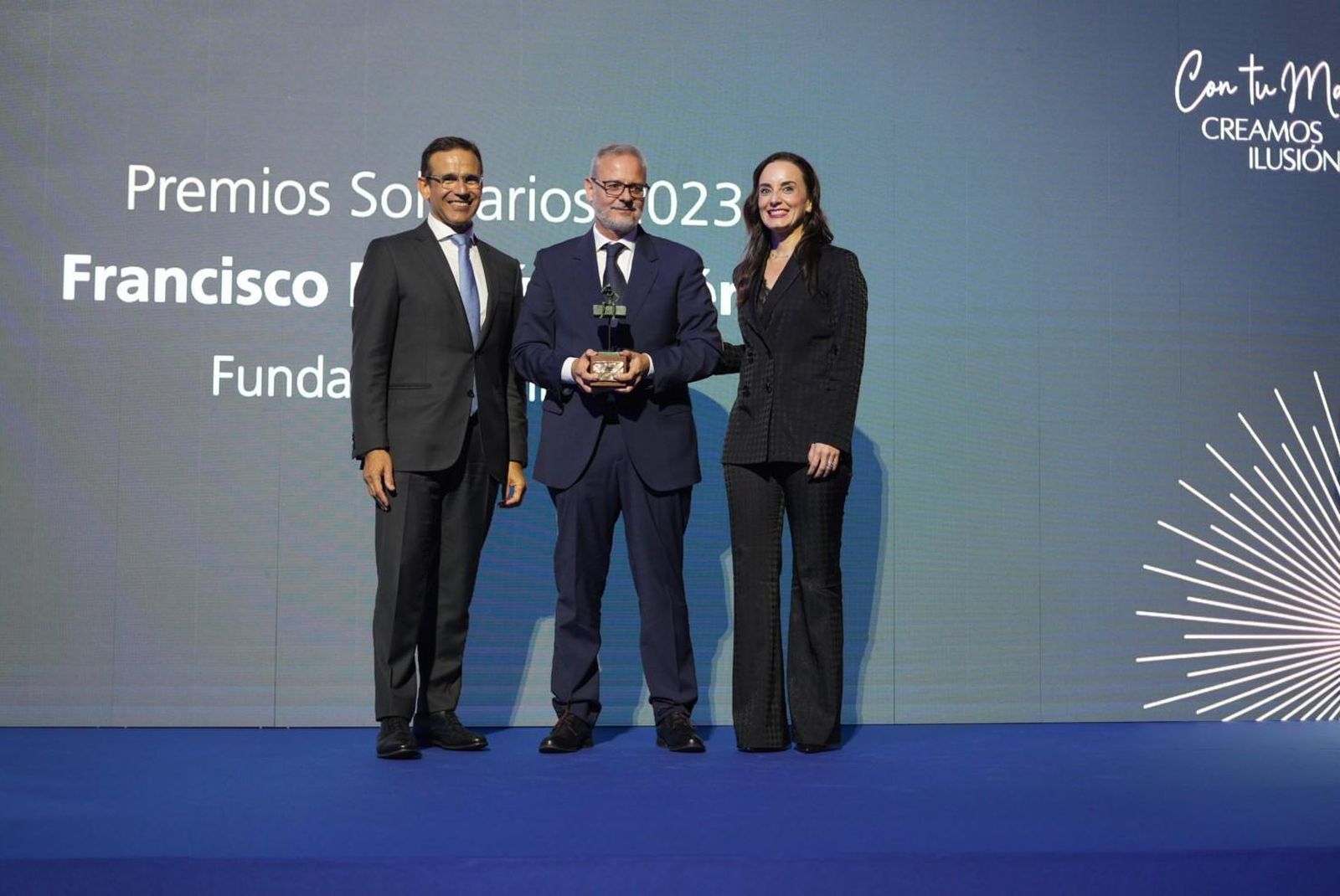 Momento en el que recoge Francisco Bermúdez el premio.