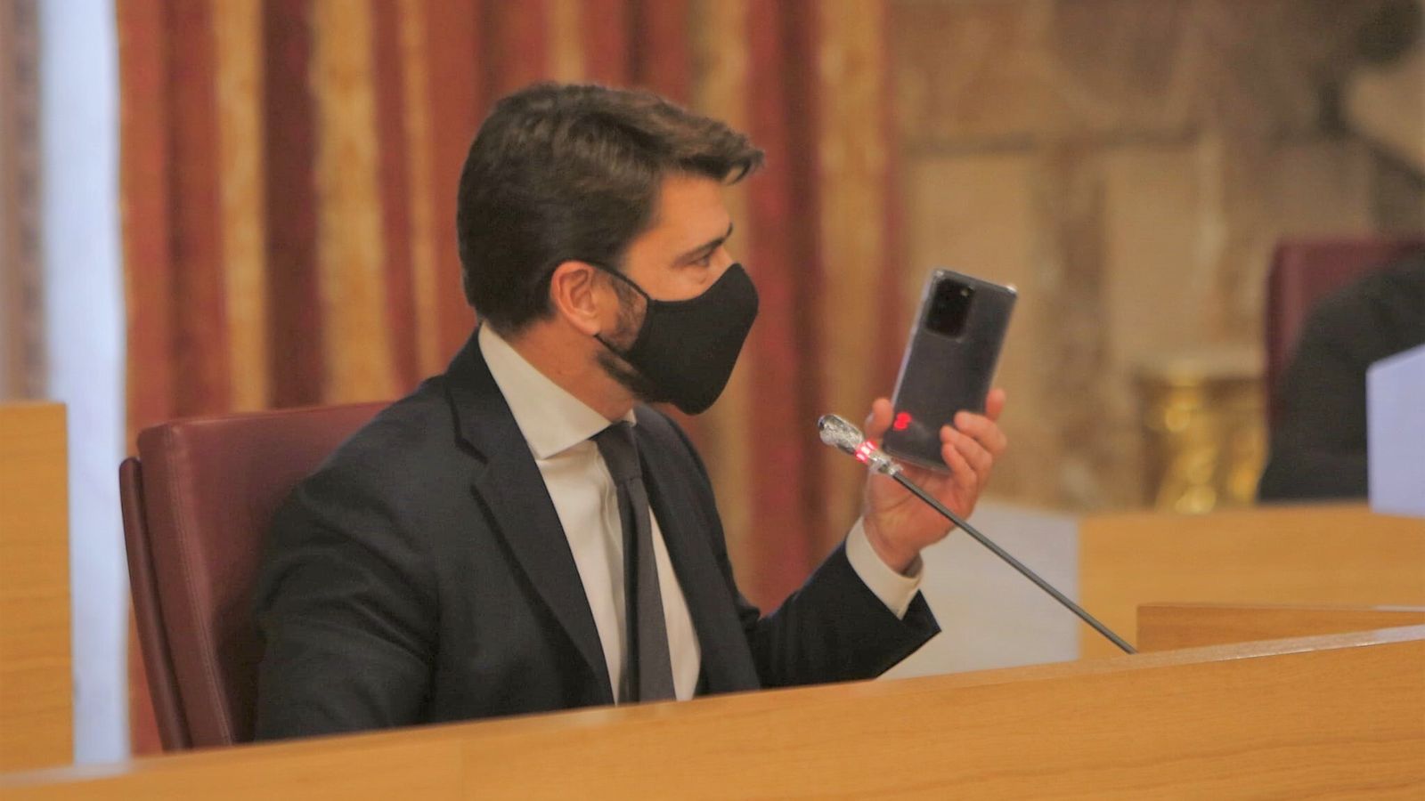 Beltrán Pérez, portavoz del PP, durante la sesión, a quien Espadas reprochó su belicosidad.