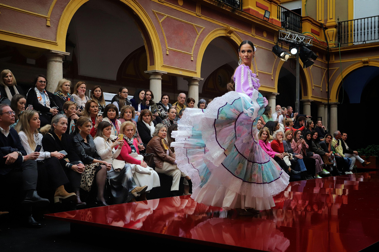 Huelva Flamenca 2023. Imágenes del desfile benéfico de El Ajolí a favor de Cruz Roja Española