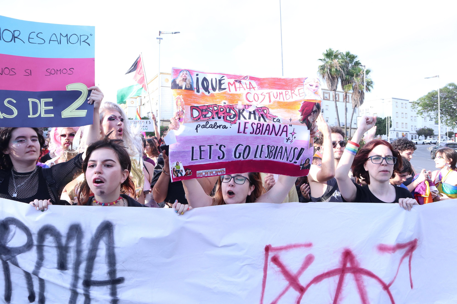 Las mejores imágenes de la manifestacióndel del Orgullo LGTBI en Huelva