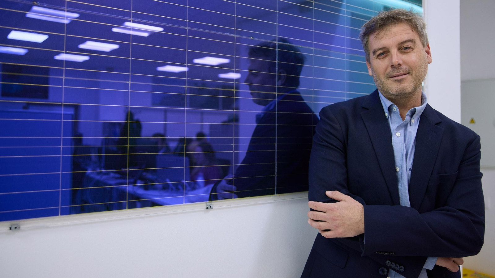 José Julio Caparrós, director general de Bluesolar, fotografiado con uno de los filtros desarrollado con su patente.