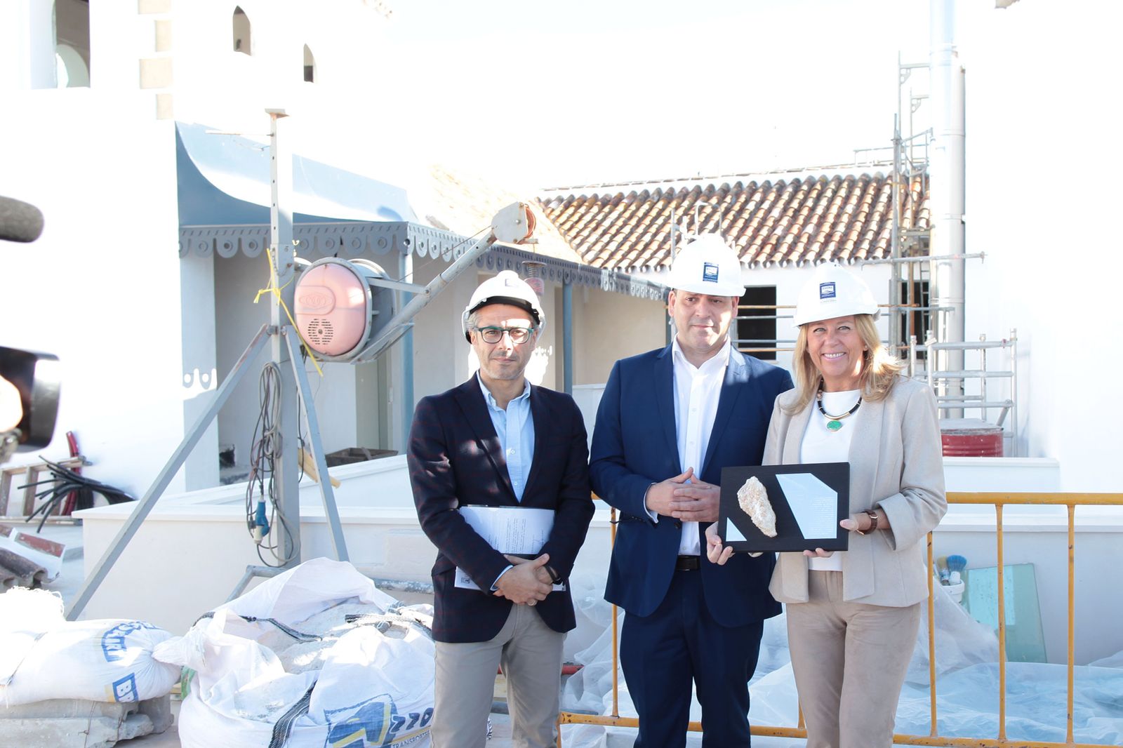 La alcaldesa, ayer, durante su visita a las obras.