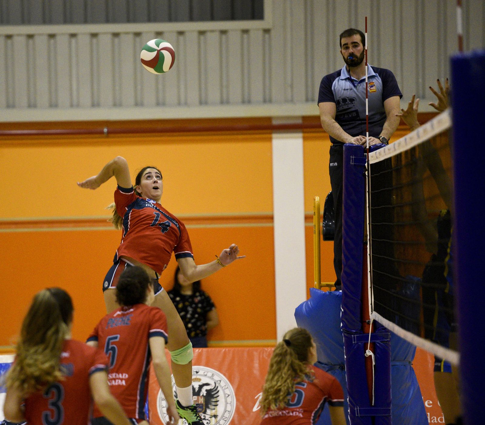 Un colegiado de voleibol en un encuentro de la Universidad de Granada.