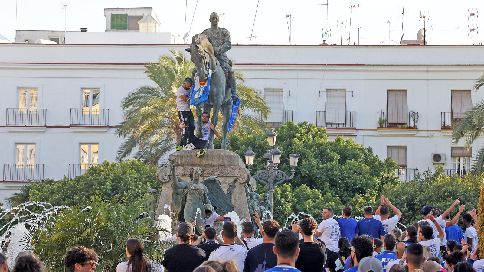 Baño de masas del Xerez CD en Jerez por su ascenso