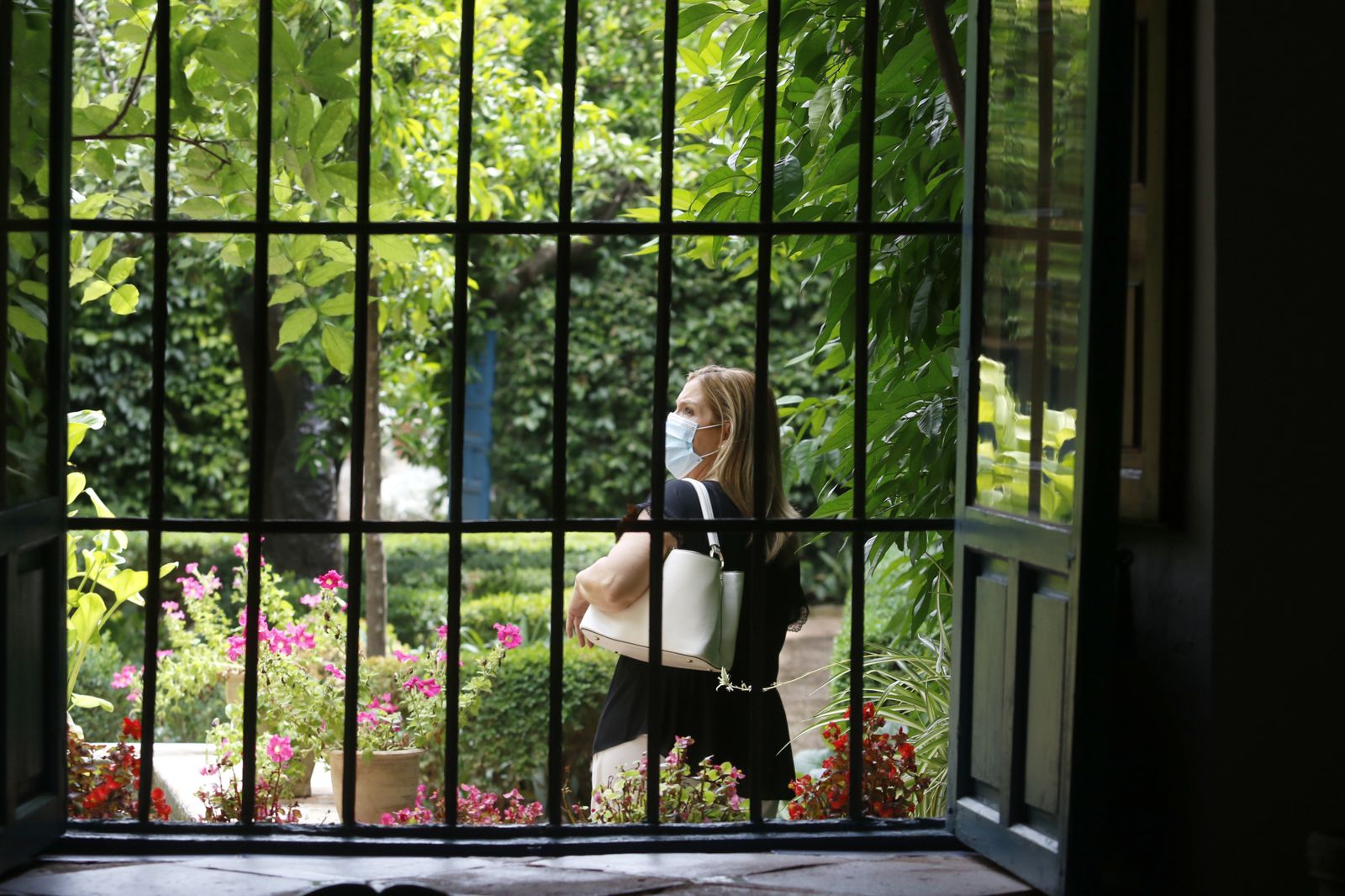 Las fotografías de los primeros paseos por el Palacio de Viana de Córdoba tras el confinamiento