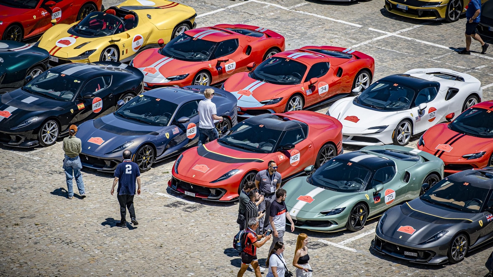 Las imágenes de la concentración de coches Ferrari en Cádiz