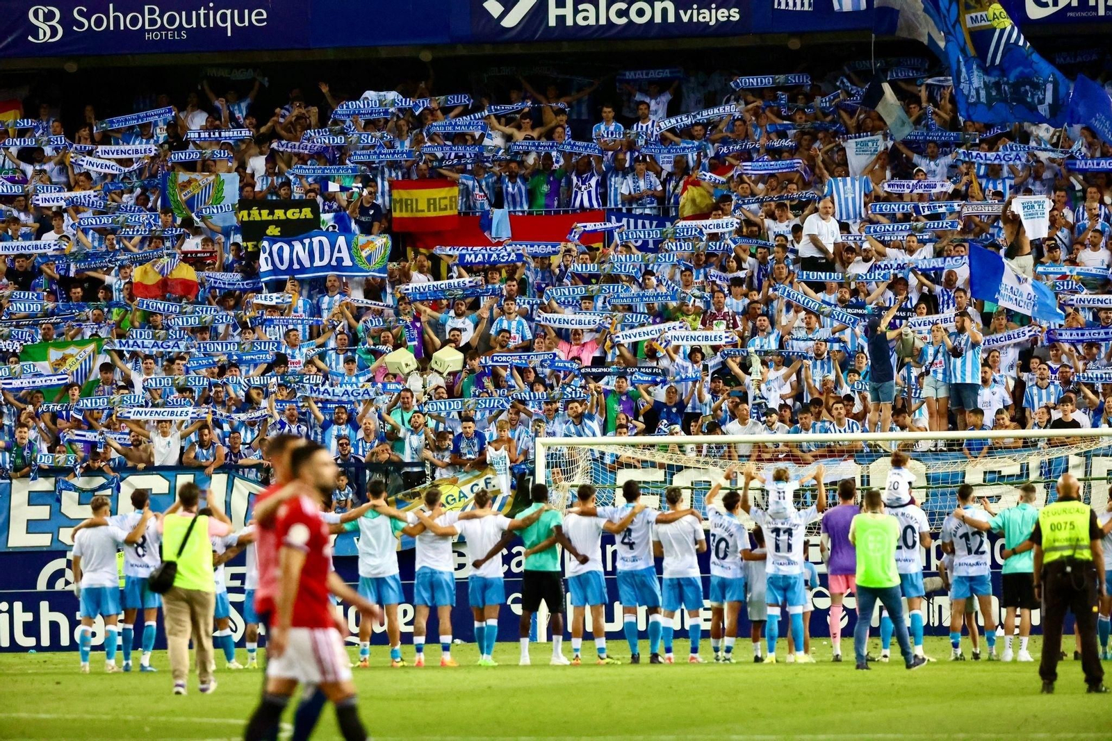 La afición del Málaga CF anima.