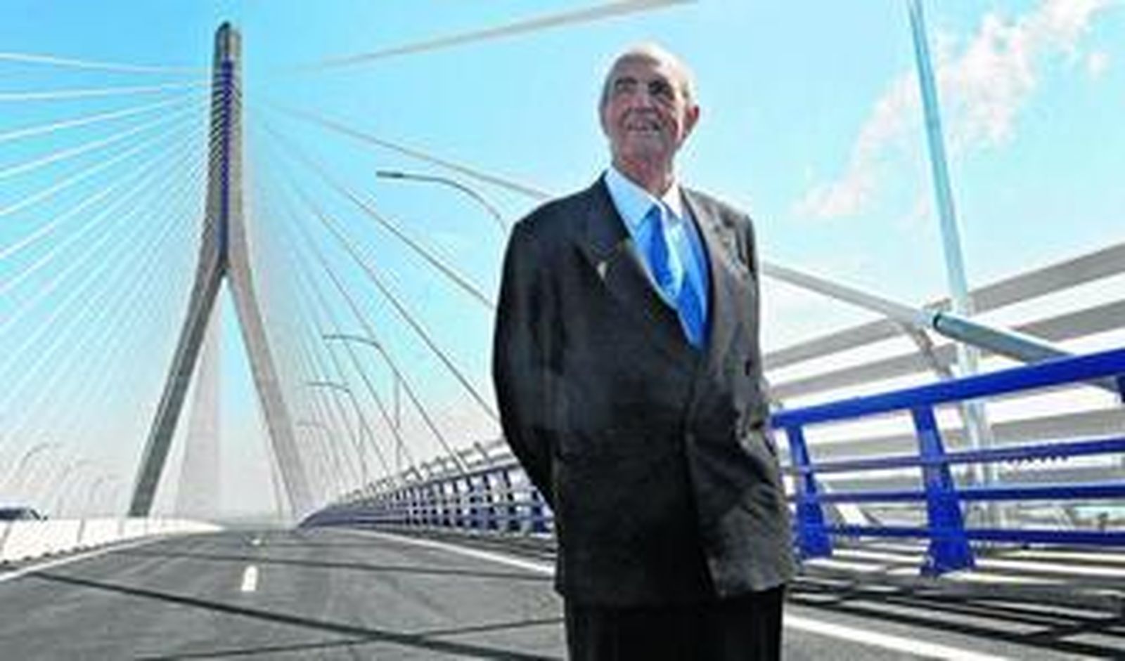 Javier Manterola posando ayer en su puente, que después de años de trabajos ya es toda una realidad.