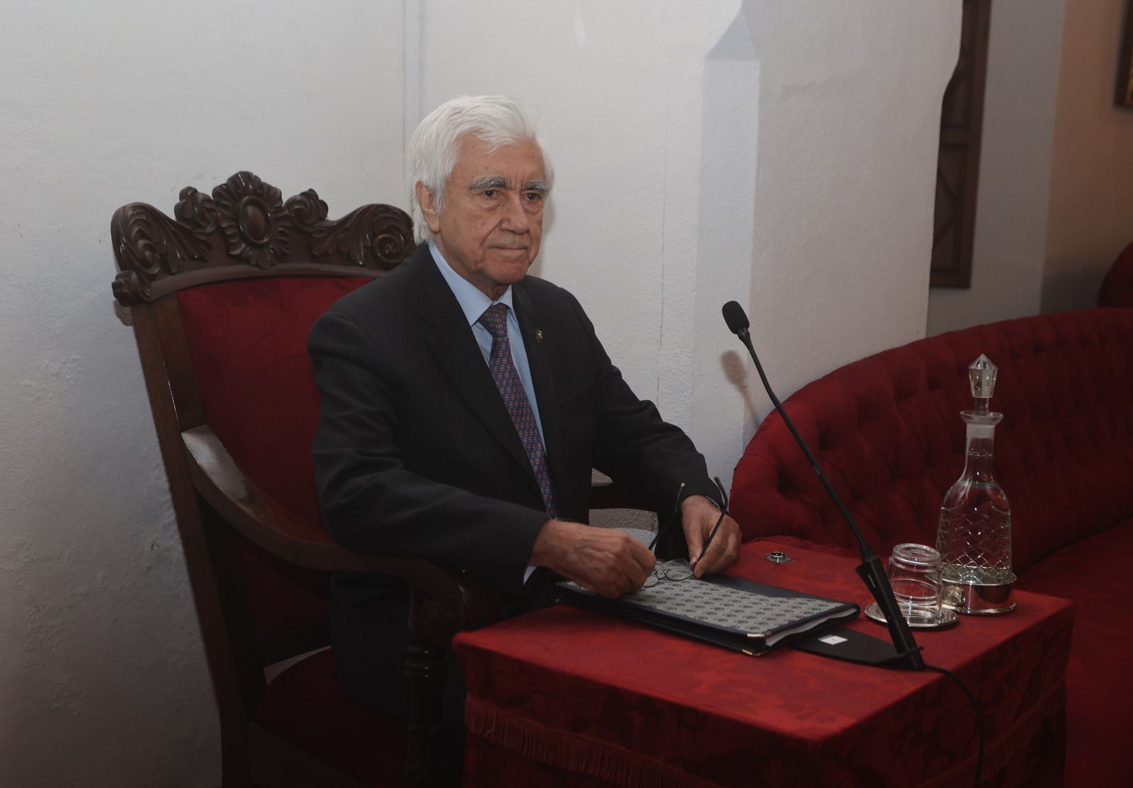 José Cuenca durante la presentación del libro en la Academia de Buenas Letras de Sevilla