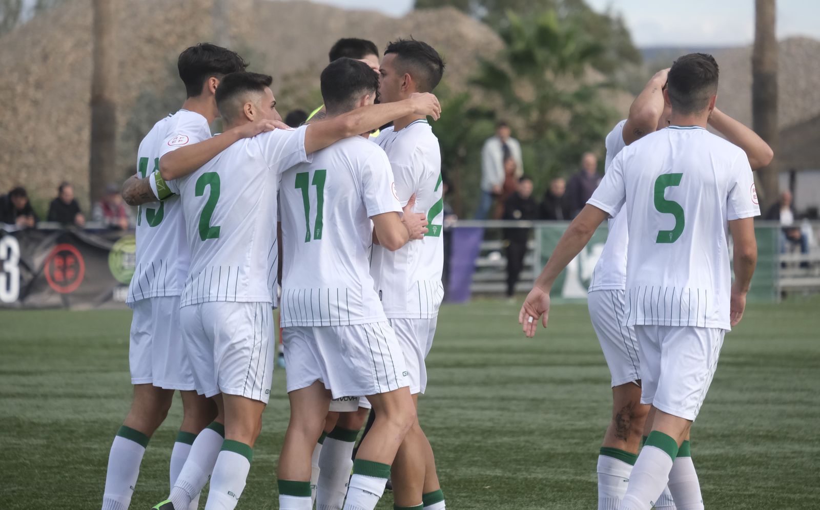 Los blanquiverdes celebran el primer gol ante el Cartaya.