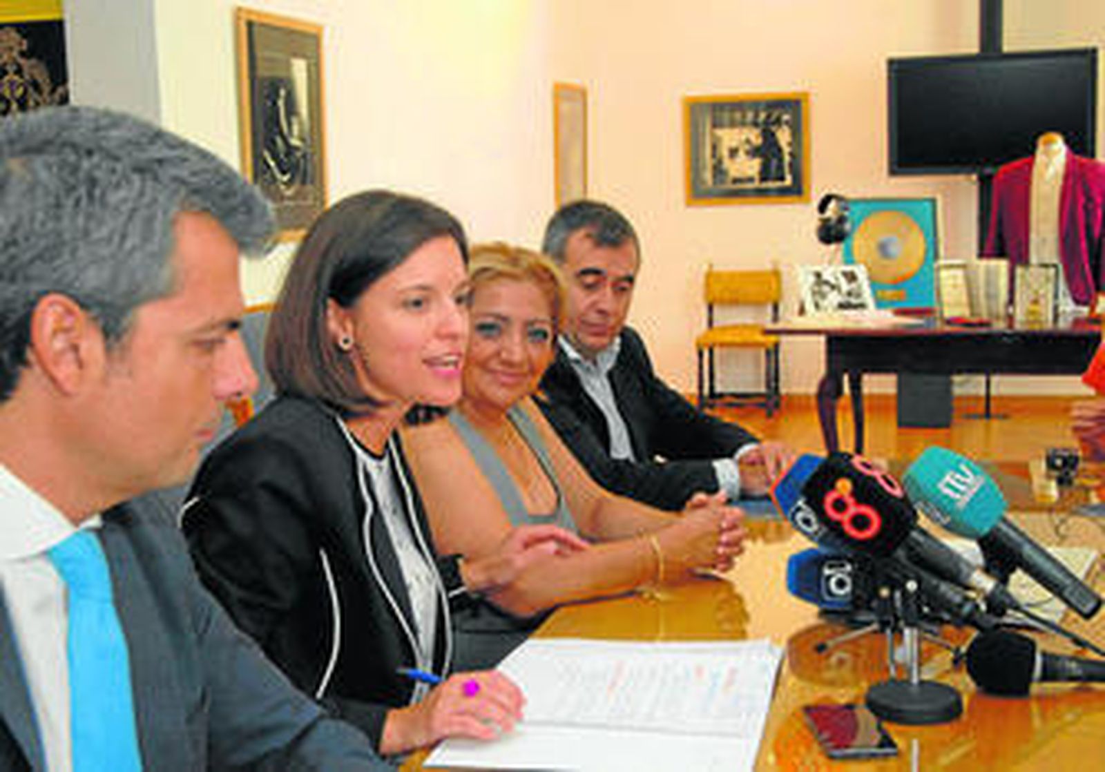 De izquierda a derecha, Fran Romero, Patricia Cavada, Dolores Montoya 'Chispa' y José Carlos Conde. Al fondo, parte del legado de Camarón.