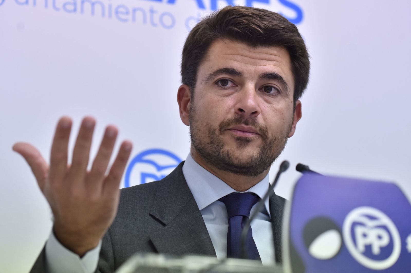 Beltrán Pérez gesticula durante la rueda de prensa para explicar el nuevo curso político.