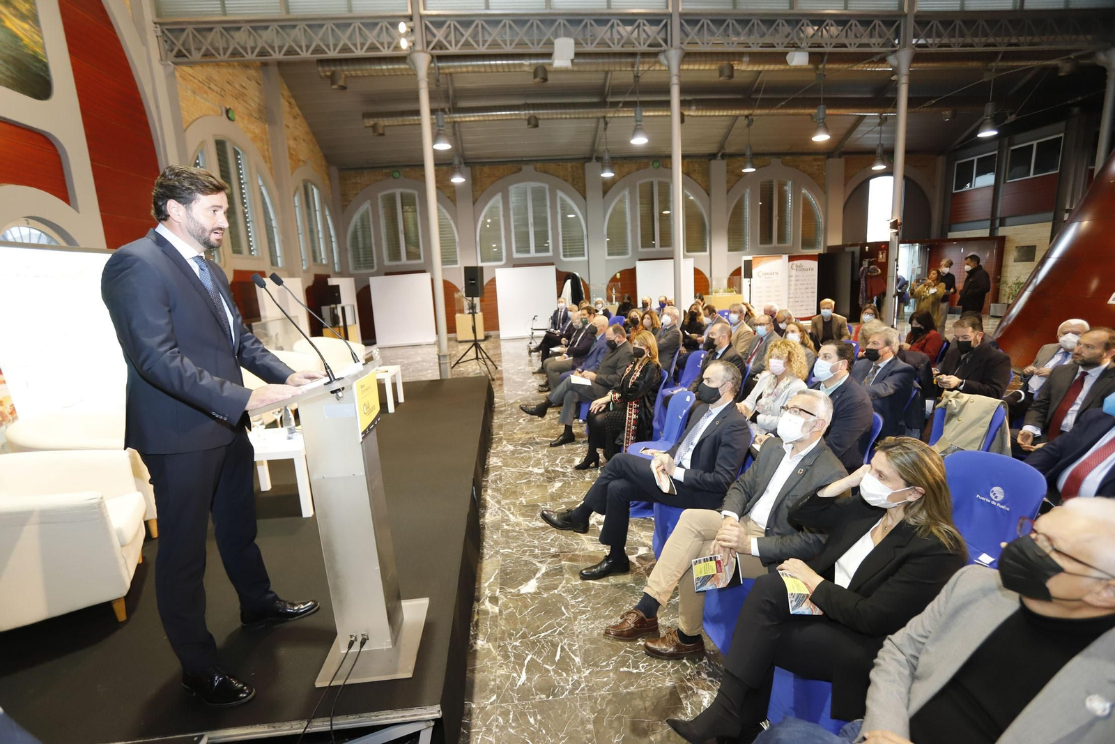 Imágenes de las jornadas del encuentro ‘Pasado, presente y futuro de la Minería Metálica en Huelva’,  en las cocheras del Puerto