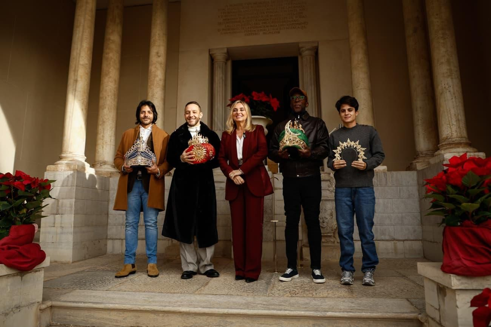 Los emisarios de Melchor, Gaspar y Baltasar, así como la líder de la carroza de la Ilusión, posan junto a la alcaldesa