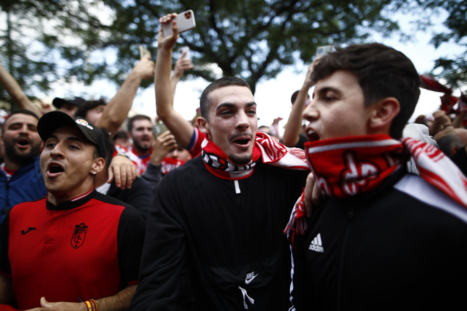 Así fue el recibimiento al Granada CF por su afición