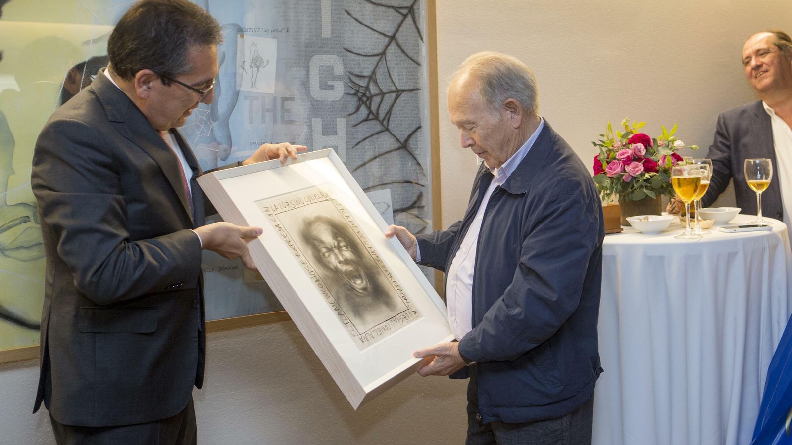 Antonio Pulido entrega la obra del pintor Ricardo Suárez al homenajeado.