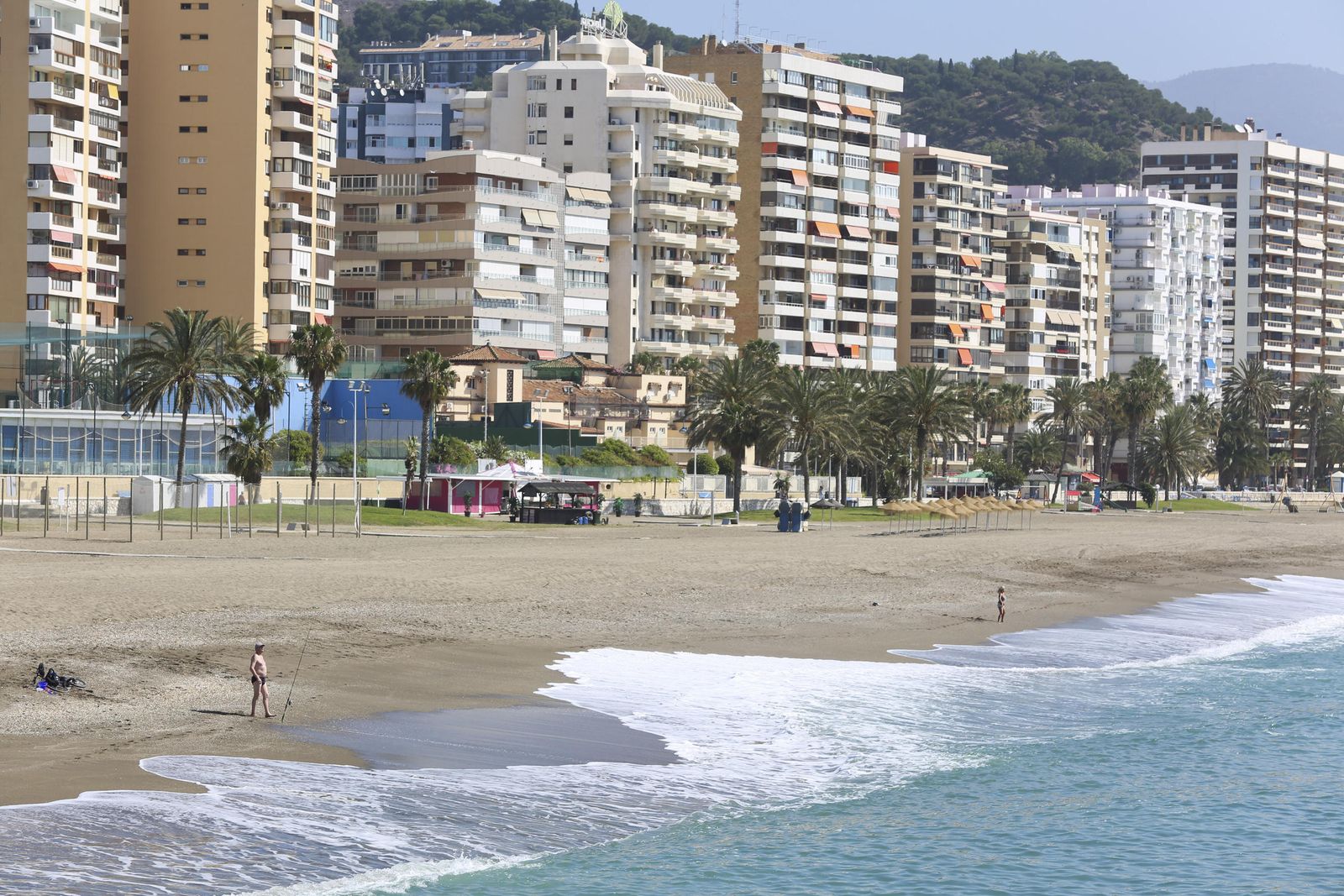 Fotos de la playa de la Malagueta, en Málaga, vacía pese al calor