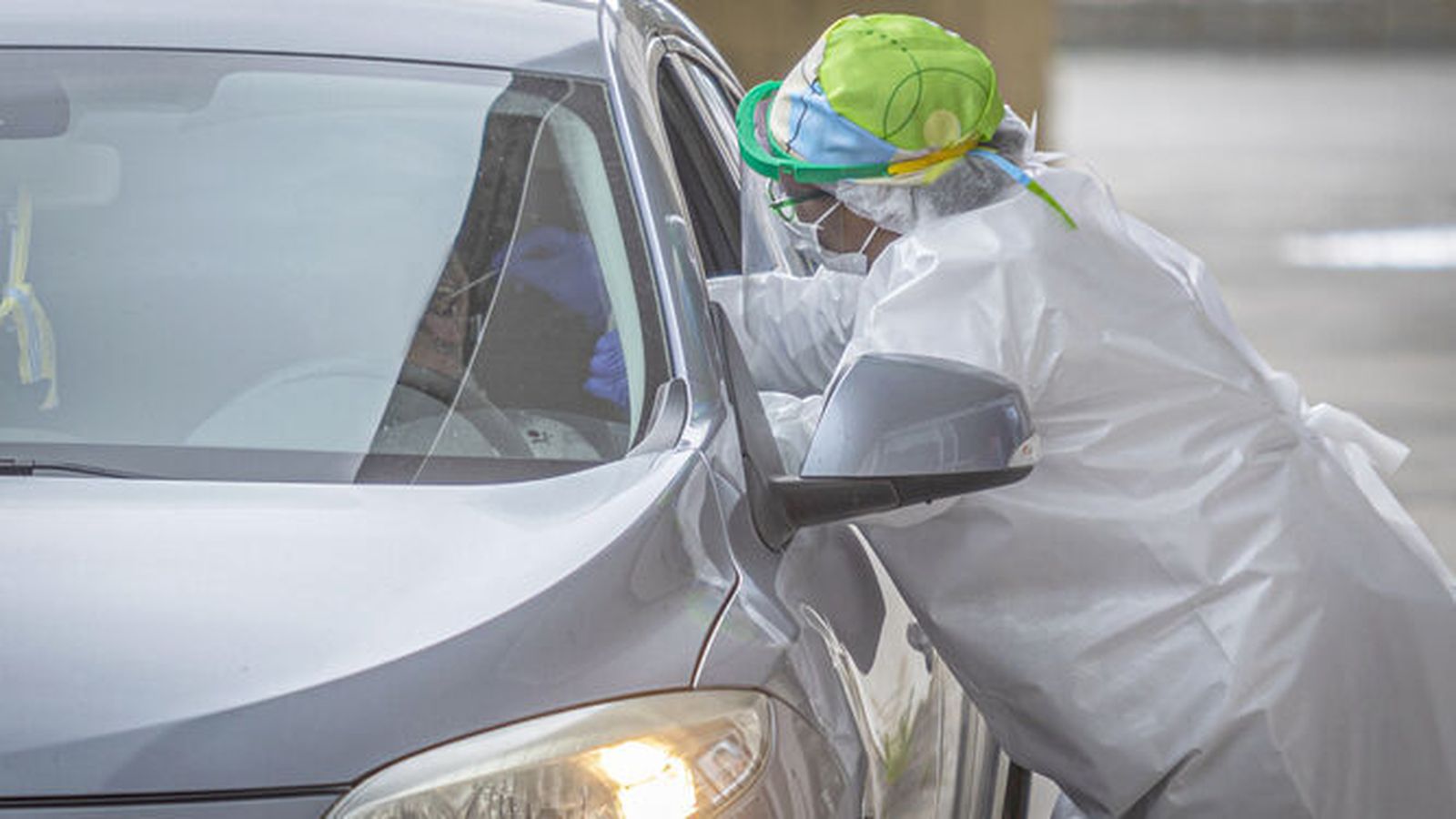 Una profesional sanitaria, trabajando durante la pandemia.