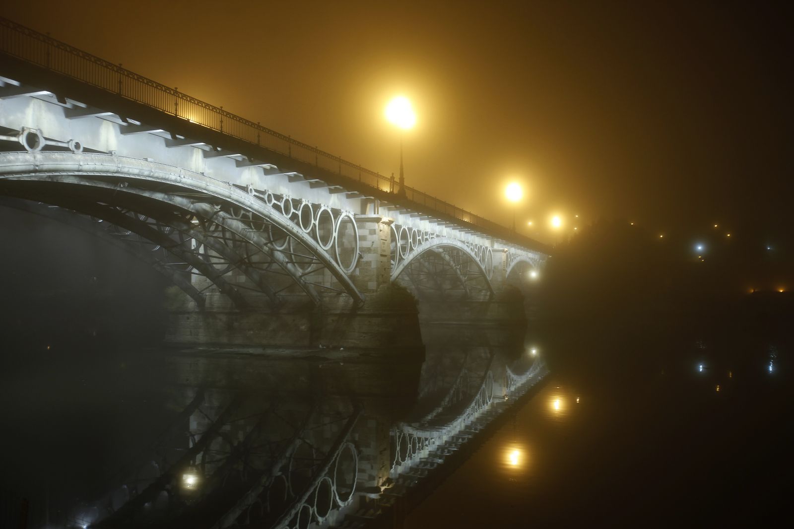 La niebla envuelve la noche sevillana
