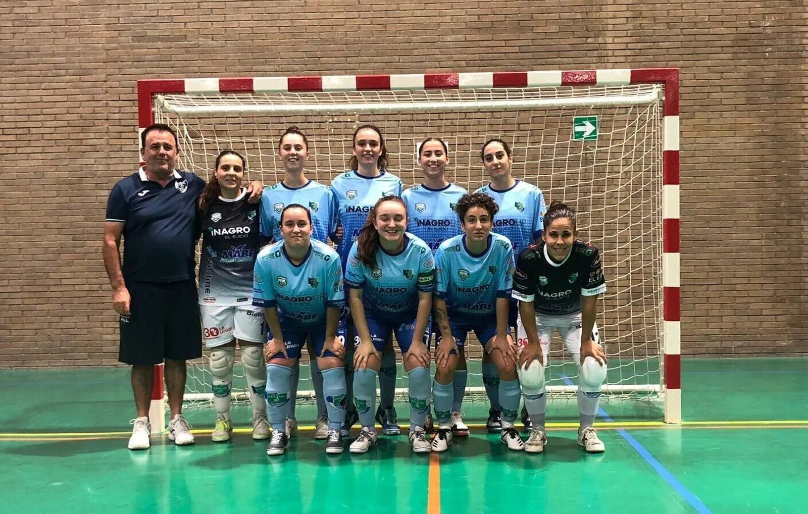 Las jugadoras del conjunto celeste posan antes de disputar su partido frente a La Algaida.