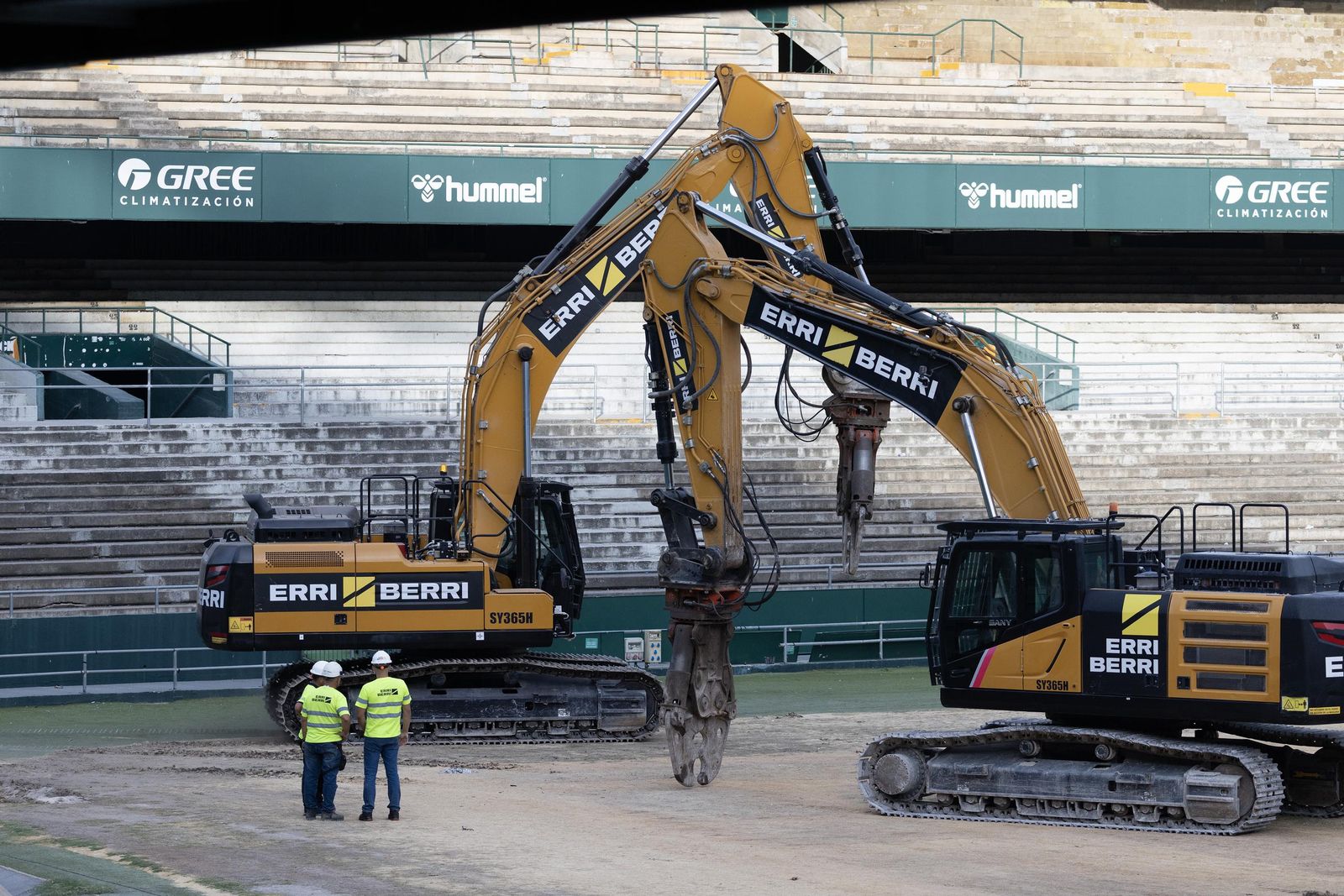 Las fotos de la demolición de la grada de Preferencia del estadio del Betis