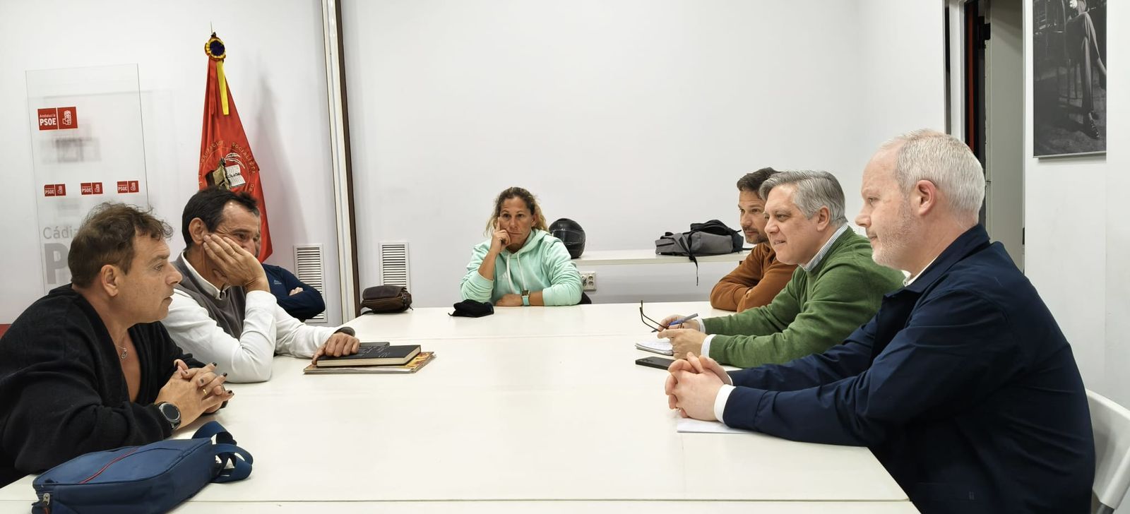Reunión del PSOE de Cádiz con los representantes de los trabajadores de servicios técnicos deportivos del IMD.