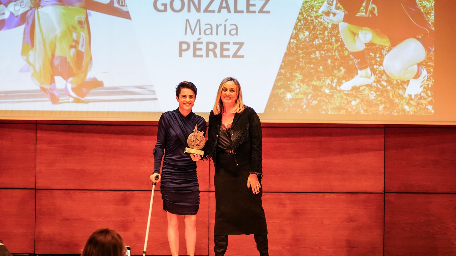 María Pérez junto a la alcaldesa de Granada Marifrán Carazo.