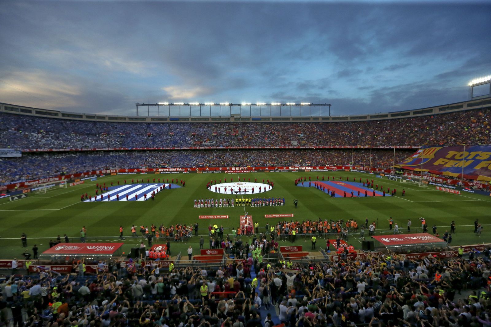 Una panorámica del Vicente Calderón, instante antes del inicio de la final entre el Barcelona y el Alavés.
