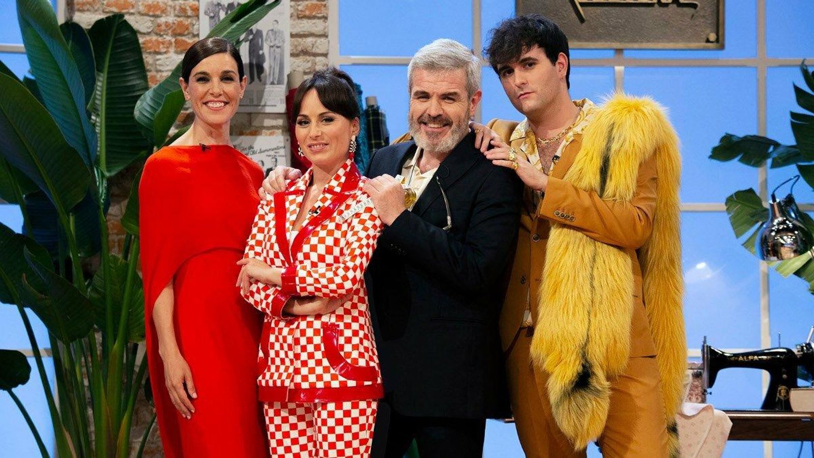Caprile, con la presentadora Raquel Sánchez Silva, y los diseñadores María Escoté y Palomo Spain, de 'Maestros de las costura'. Caprile, con la presentadora Raquel Sánchez Silva, y los diseñadores María Escoté y Palomo Spain, de 'Maestros de las costura'.