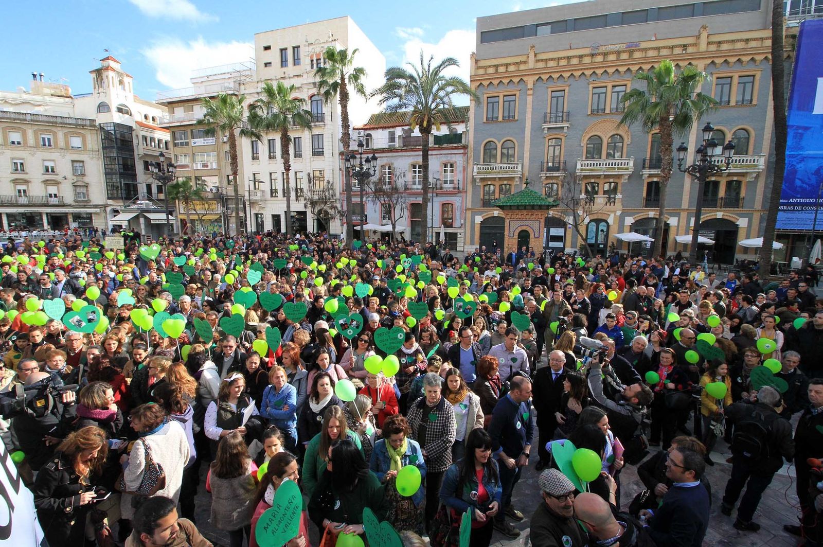Imágenes de la concentración en la Plaza de las Monjas pidiendo justicia para las víctimas del doble crimen de Almonte
