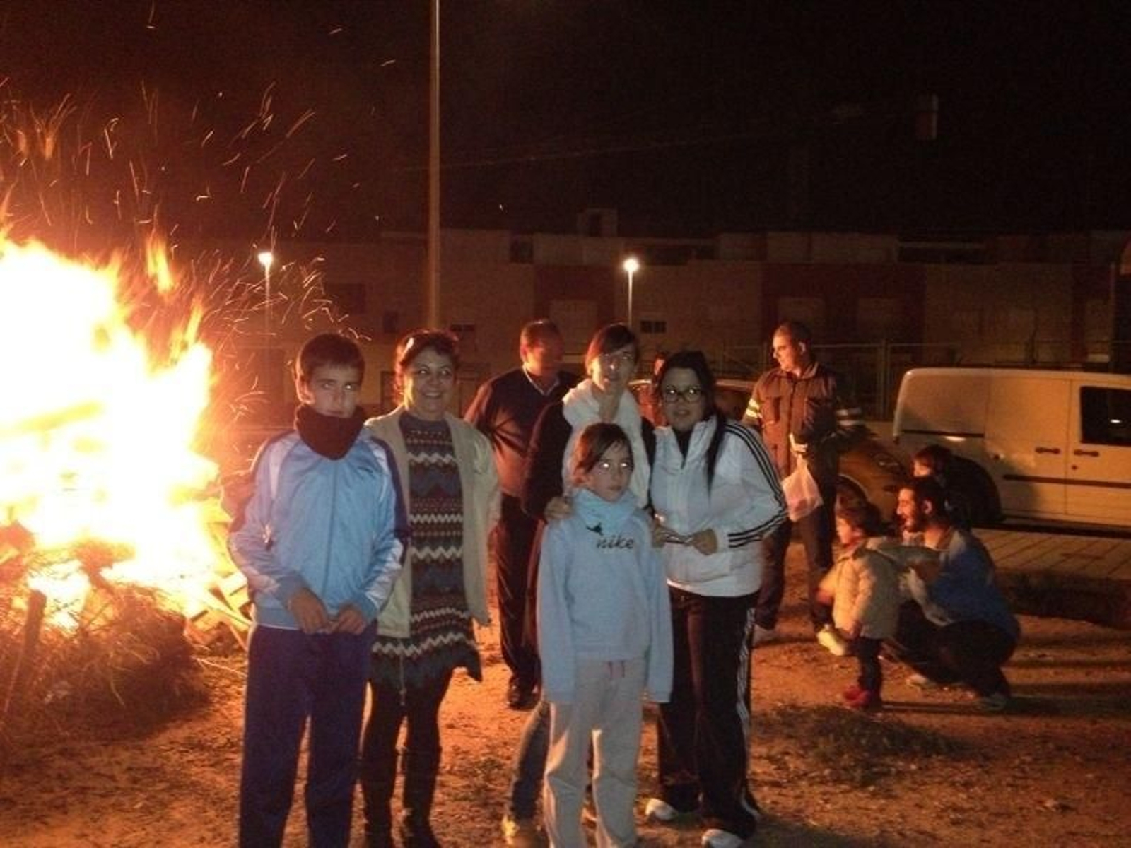 Nijareños disfrutando el pasado año de los chisperos.