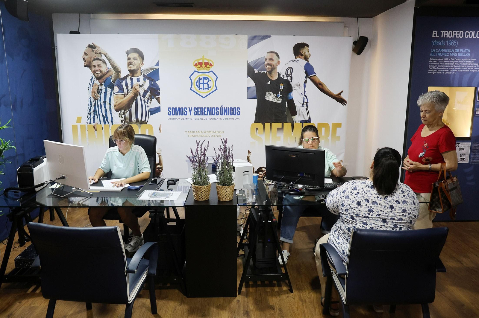 Aficionadas del Recre sacan su carnet de la pasada temporada.
