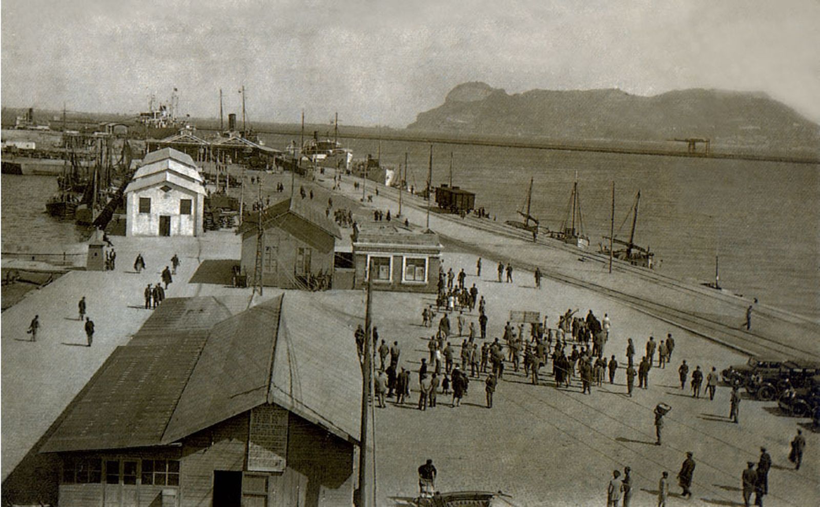 Manifestación de trabajadores portuarios en el muelle de la Galera en el año 1935.