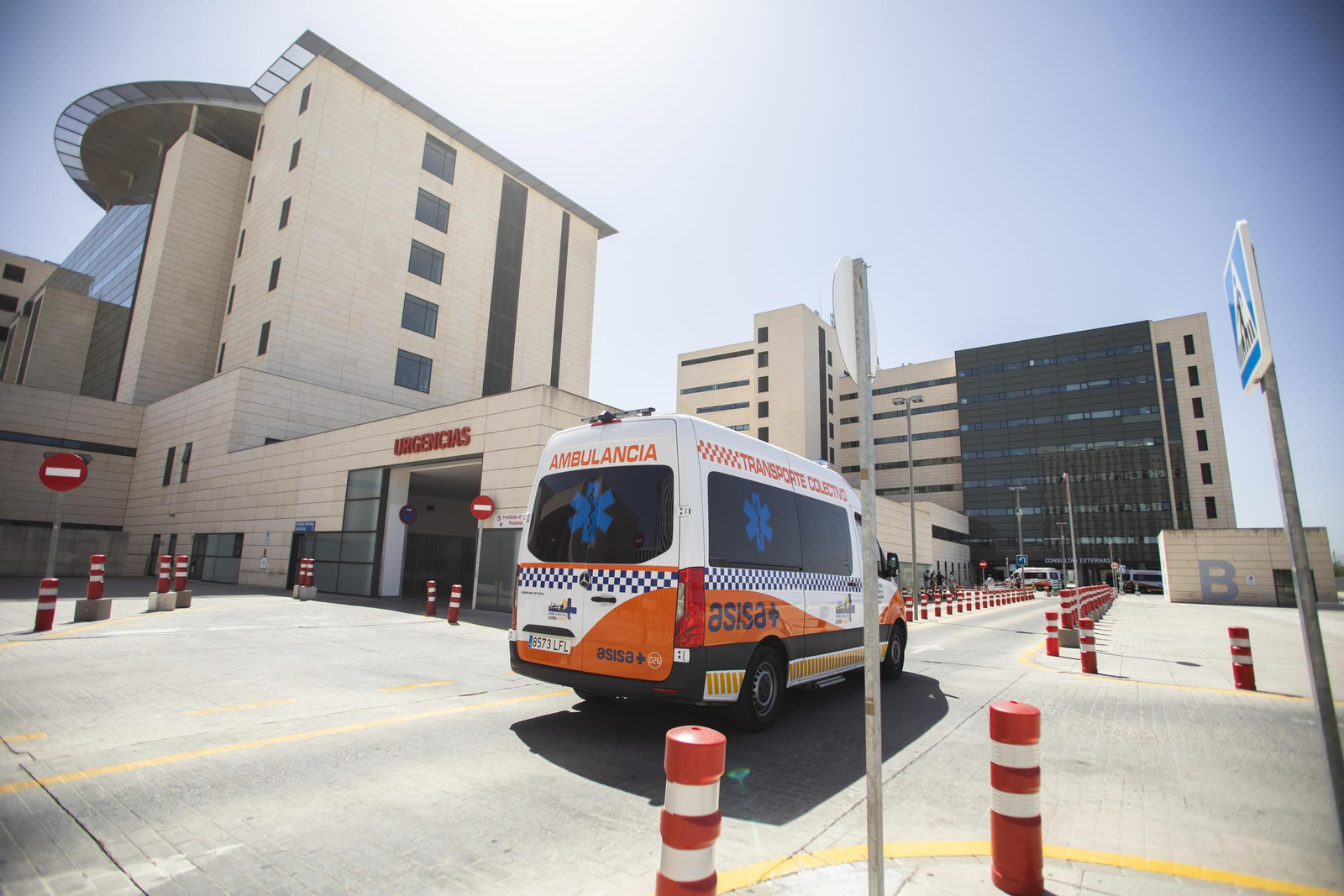 Una ambulancia junto al Hospital Clínico del PTS