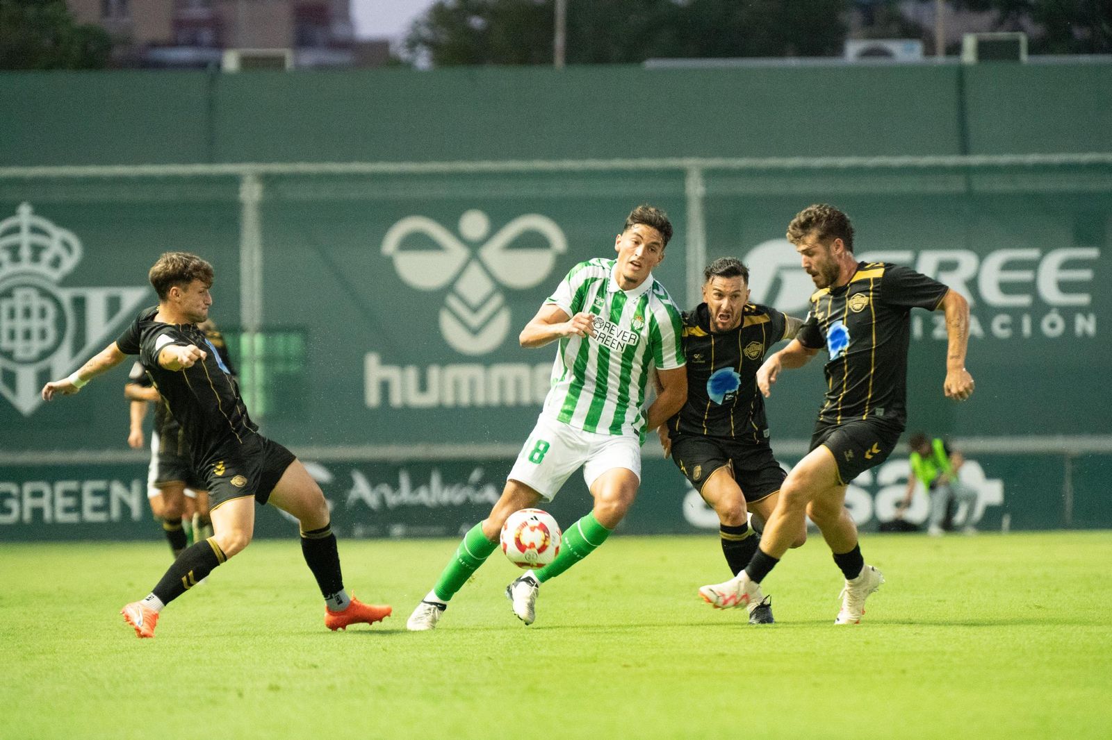 Ismael Barea cuerpea contra Pol Llonch del Intercity en un lance del juego.