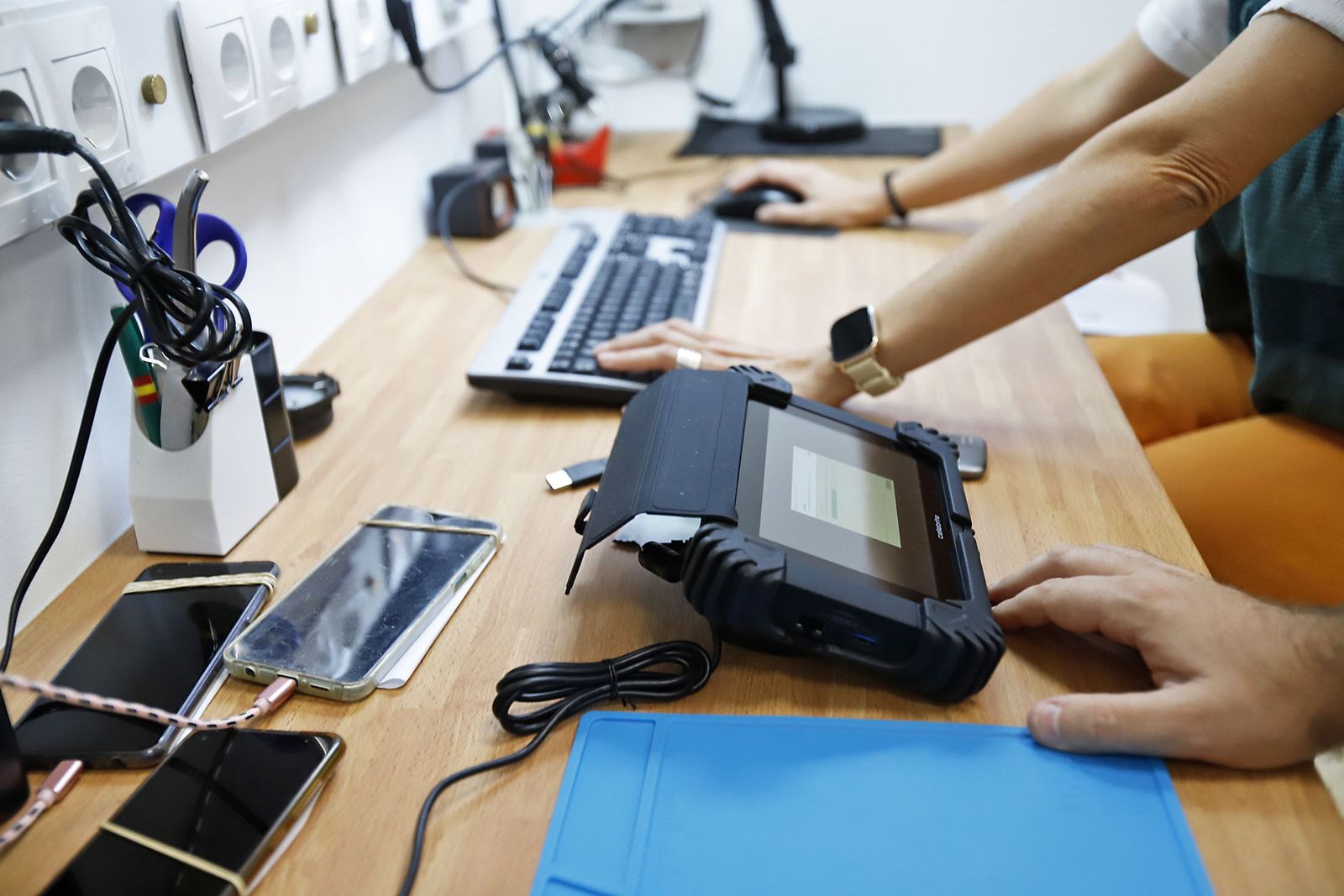 Varios agentes revisan la comisión de ciberdelitos en Huelva