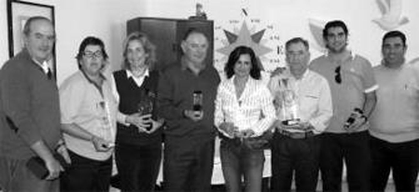 Los protagonistas posan con sus trofeos al término del torneo.